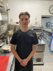 Unser junger Koch bei der Zubereitung
